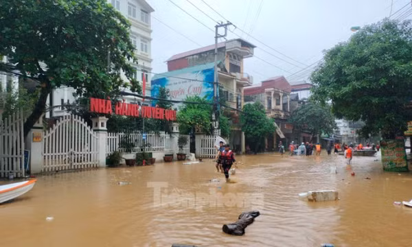 Một tình nguyện viên ở Yên Bái bị lật thuyền tử vong