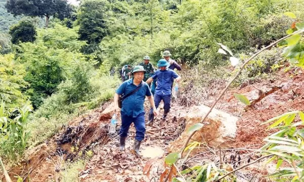 Đường sạt lở nghiêm trọng, 400 người dân ở Nghệ An bị cô lập