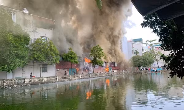Xưởng in giấy ở Hà Nội bốc cháy ngùn ngụt 