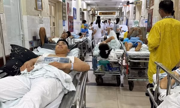 Bệnh viện Việt Đức quá tải bệnh nhân sau mưa bão