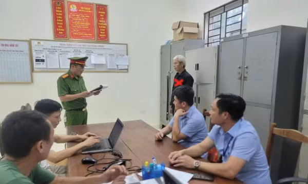 Chém liên tiếp vào đầu em trai, gây thương tích cho vợ, em dâu