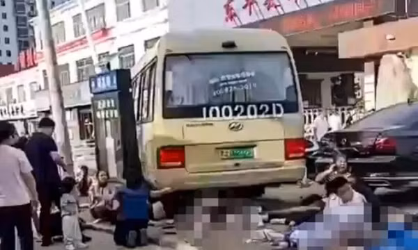 Xe buýt lao vào đám đông trước trường học ở Trung Quốc, 11 người thiệt mạng