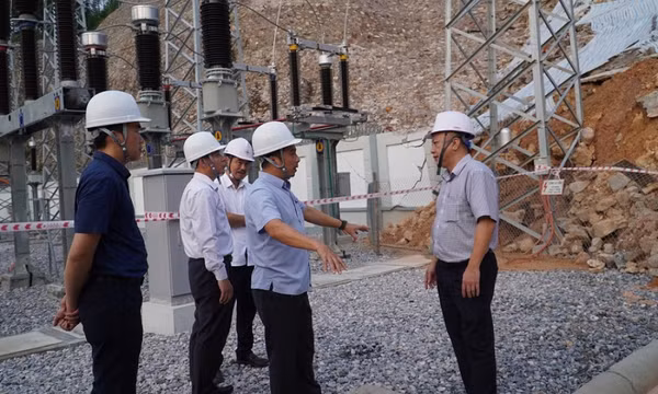 Đoàn công tác của Tập đoàn Điện lực Việt Nam kiểm tra công tác phòng, chống cơn bão số 3 tại tỉnh Quảng Ninh