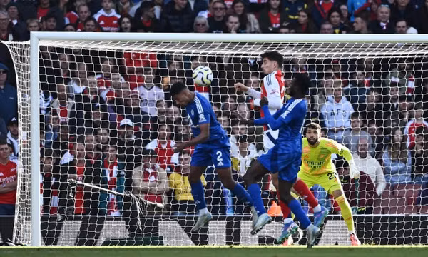 Arsenal bắt kịp Man City ở Ngoại hạng Anh
