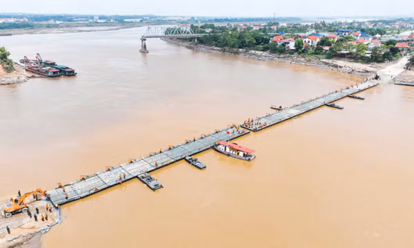 Hoàn thành lắp cầu phao Phong Châu trong 90 phút