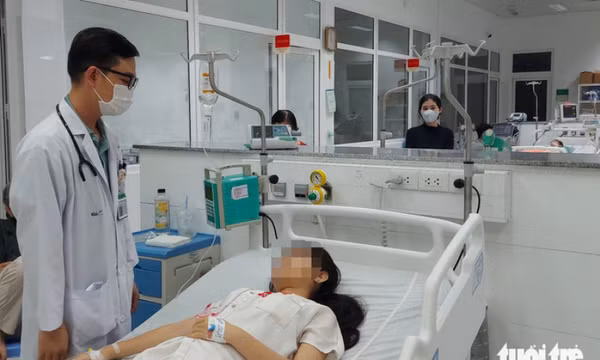 23 học sinh nhập viện nghi ngộ độc thực phẩm sau khi ăn ở căng tin trường