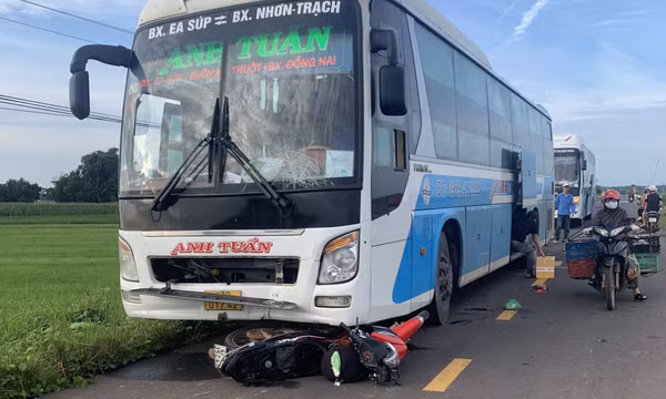Chồng tử vong, vợ nguy kịch sau khi va chạm với xe khách