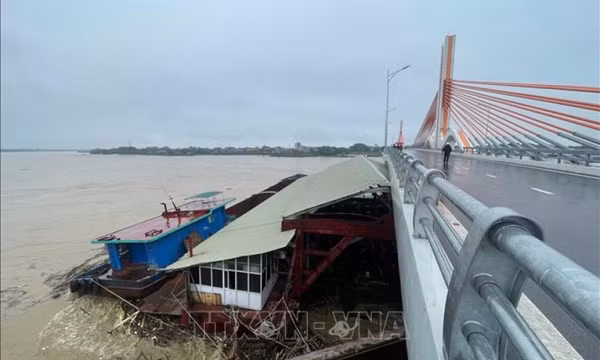 Nước sông Lô dâng cao, hàng loạt sà lan mắc kẹt ở cầu Vĩnh Phú