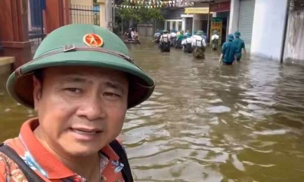 Tự Long, Xuân Bắc trao quà cho trẻ em vùng lũ