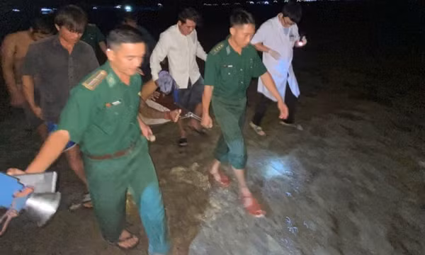 Tàu cá bị đâm chìm, 14 thuyền viên rớt xuống biển, 2 người mất tích