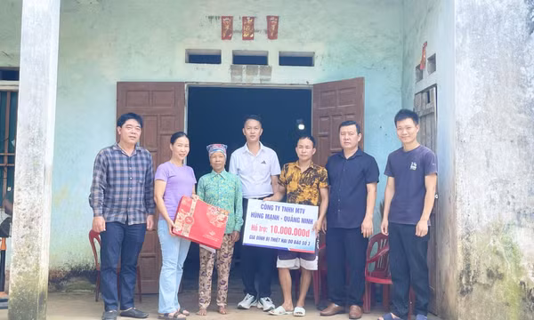 Hải Hà: Trao 10 triệu đồng hỗ trợ hộ khó khăn bị tốc mái nhà do bão số 3