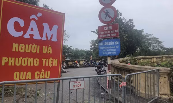 Cấm cầu Long Biên