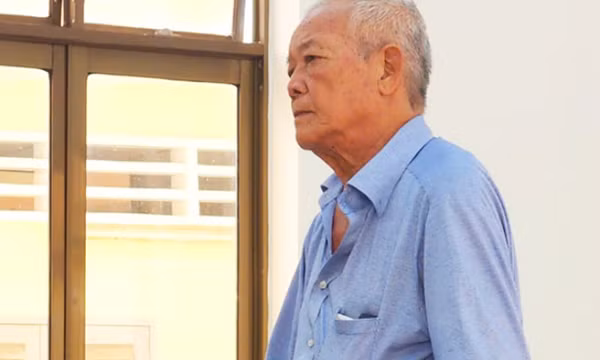 Chủ thầu hút hố ga tìm cặn vàng bị phạt tù
