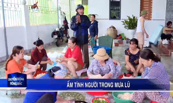 Ấm áp tình người trong mưa lũ