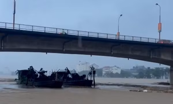 2 tàu lớn từ nước ngoài theo lũ sông Hồng trôi về Lào Cai, Yên Bái