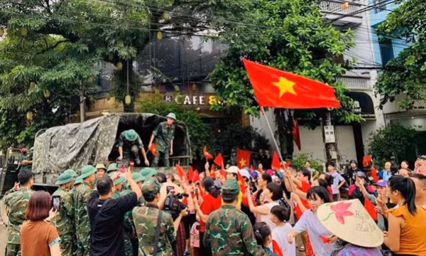 Nước mắt ngày chia tay chiến sĩ bộ đội tại vùng lũ Yên Bái