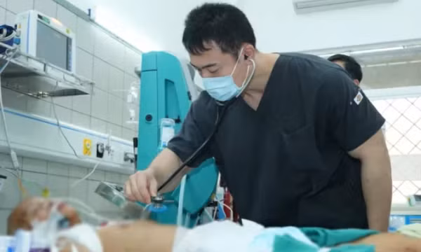 Bé gái trong vụ lũ quét tại bản Làng Nủ: Vẫn còn bùn, đất trong phổi