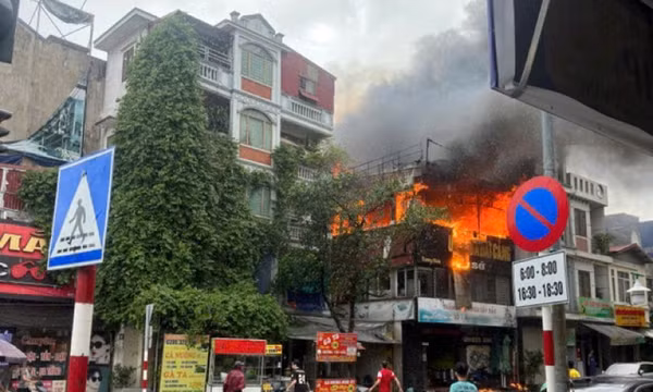 Cháy dữ dội tại nhà hàng Vua Ba Ba