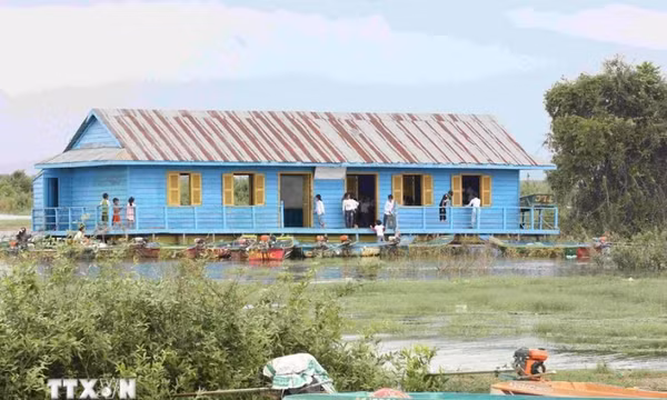 Quan tâm hỗ trợ việc học của con em người gốc Việt trên Biển Hồ Tonle Sap
