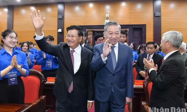 Tiếp nối truyền thống lịch sử vẻ vang của hai dân tộc, cùng nhau vun đắp cho mối quan hệ đoàn kết đặc biệt Việt Nam-Lào