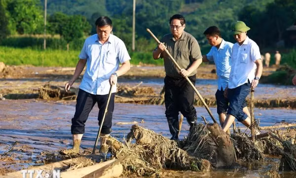 Thủ tướng trực tiếp lội xuống bãi lầy, chỉ đạo tìm kiếm nạn nhân tại Làng Nủ
