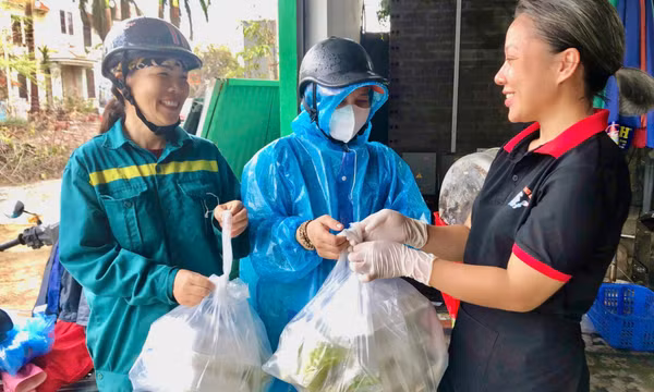 Những suất cơm nghĩa tình