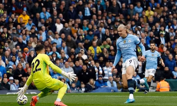 Arsenal rơi chiến thắng ở giây cuối trước Man City