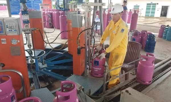 Giá gas tháng 10 tiếp tục tăng thêm 6.000 đồng/bình 12kg