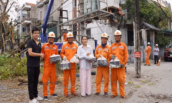 Người dân Quảng Ninh chung tay khắc phục lưới điện sau cơn bão số 3: Tinh thần đoàn kết và sự chia sẻ ấm áp