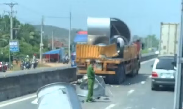 Né ống thép rơi xuống đường, xe tải tông sập nhà dân khiến nhiều người bị thương