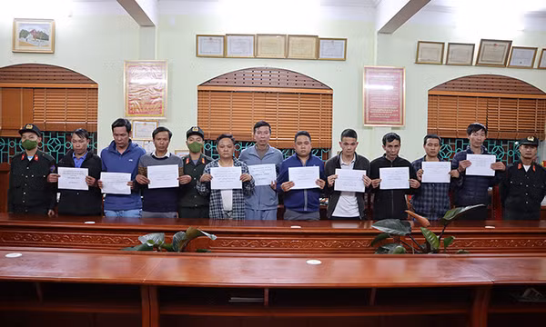 Chánh Thanh tra và Trưởng Ban quản lý rừng phòng hộ huyện bị bắt vì đánh bạc