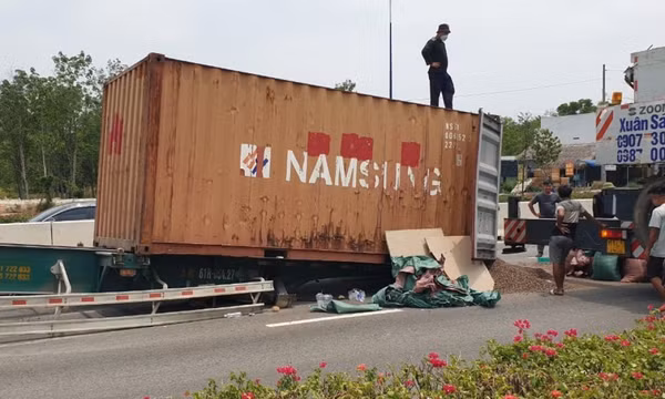 Đứt móc xe tải đầu kéo, thùng container trôi tự do cày xuống đường