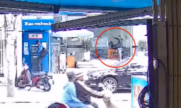 Nam thanh niên cầm vật giống súng xông vào ngân hàng ở TPHCM