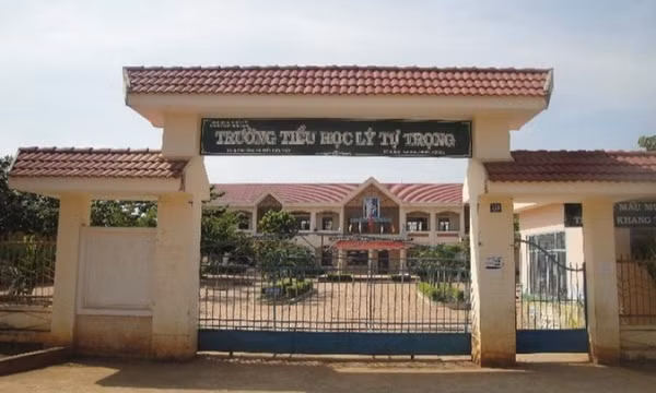 Tạm giữ 4 người tặng bóng bay khiến hàng chục học sinh bị ngộ độc