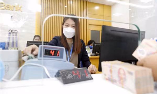 Người vay tiêu dùng chới với trong 'cơn lốc' lãi suất neo cao