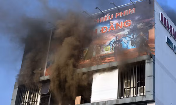 Khói đen bốc ngùn ngụt từ rạp phim ở TP Vũng Tàu