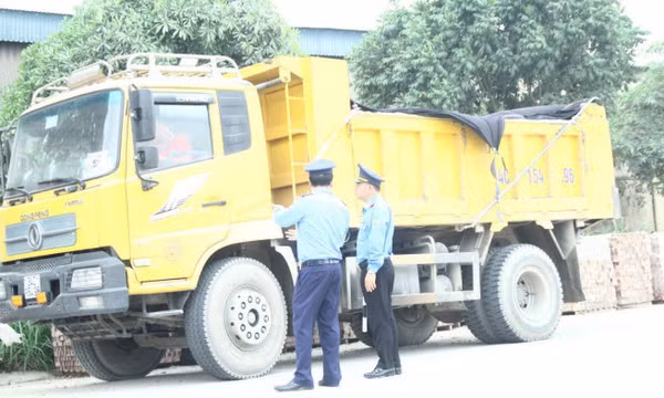 Chở hàng quá tải, tài xế tăng ga định bỏ chạy nhưng bất thành