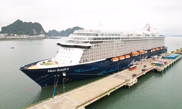 Tàu biển cao cấp Mein Schiff 5 đưa hơn 2.000 khách đến Hạ Long