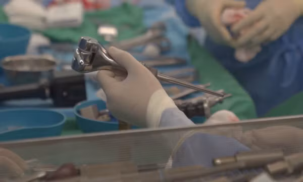 Vinmec thực hiện ca thay khớp tăng trưởng đầu tiên tại Việt Nam cho bệnh nhi ung thư xương