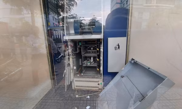 Kẻ gian đập phá trụ ATM ngân hàng trộm tiền giữa phố