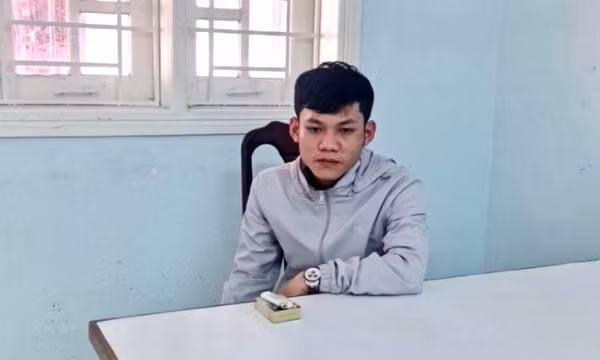 Không cho hát karaoke bằng loa kẹo kéo, nhân viên quán đâm bạn tử vong