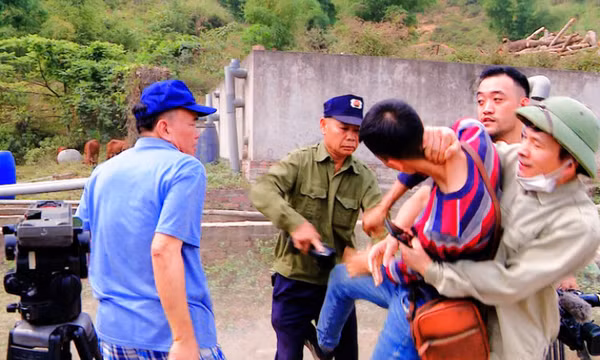 Nhóm phóng viên bị hành hung khi ghi hình nhà máy nghi gây ô nhiễm