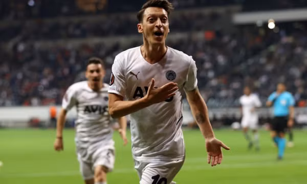 Mesut Ozil chính thức treo giày