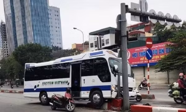 Mất lái, xe 24 chỗ tông thẳng dải phân cách cầu vượt Lê Văn Lương