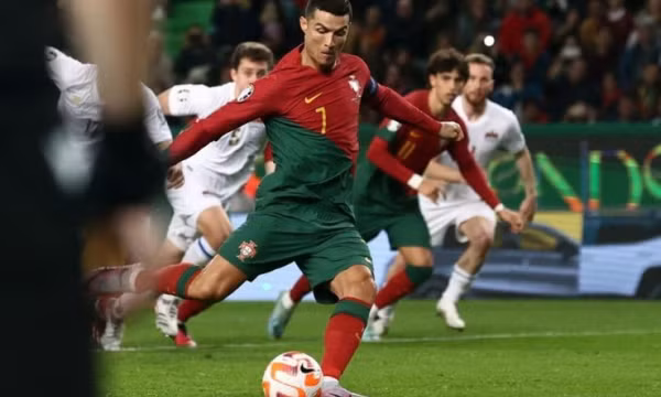 Ronaldo ghi cú đúp trong chiến thắng của Bồ Đào Nha