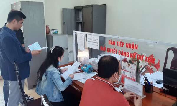 Bỏ sổ hộ khẩu và ‘gánh nặng’ xác nhận cư trú
