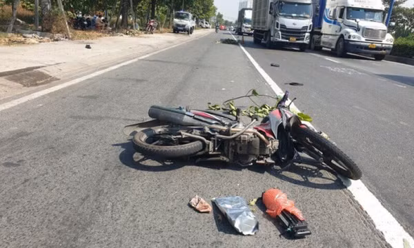 Sau cú ngã xe máy trượt dài 10m, nam thanh niên tử vong