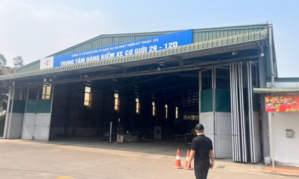 Giữ khẩn cấp 2 Giám đốc, 1 Phó Giám đốc và 6 đăng kiểm viên của Trung tâm đăng kiểm tại Sóc Sơn