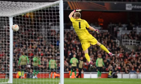 Arsenal rời Europa League sau loạt luân lưu
