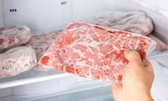 Thịt để tủ lạnh cả tháng có nên ăn?